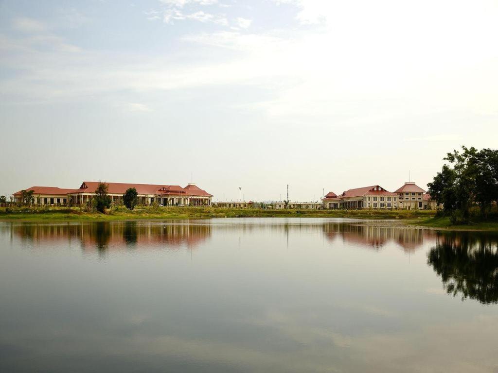 Horizon Lake View Resort Naypyidaw Buitenkant foto
